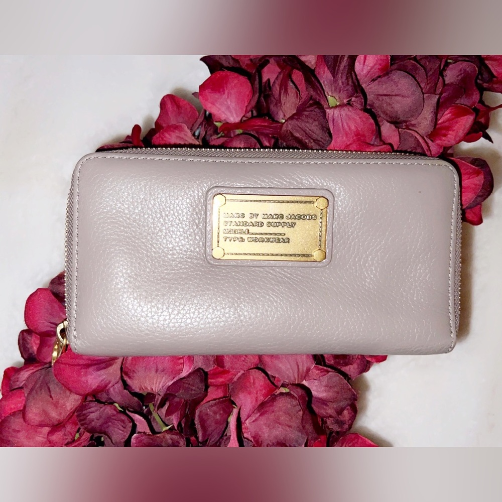 🆕MARC JACOBS Taupe Leather Continental Wallet